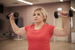 Blog 38 woman training with dumbbells